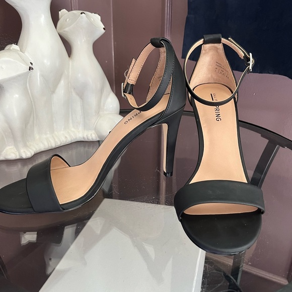 Black Open-Toes Heels - Picture 4 of 4